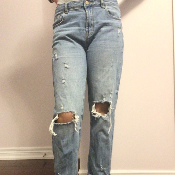 Light wash distressed boyfriend jeans - Picture 3 of 3